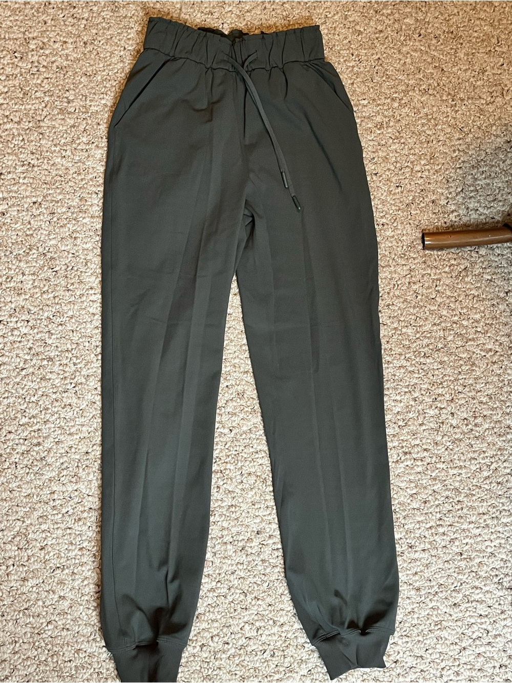 lululemon athletica women’s  Olive Green Drawstring Joggers with pockets